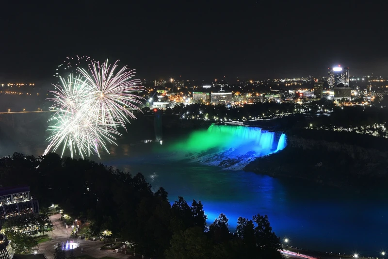 Feuerwerk und die Niagarafälle LED beleuchtet