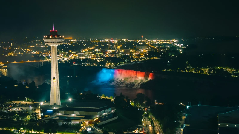 Skylon Tower bei Nacht