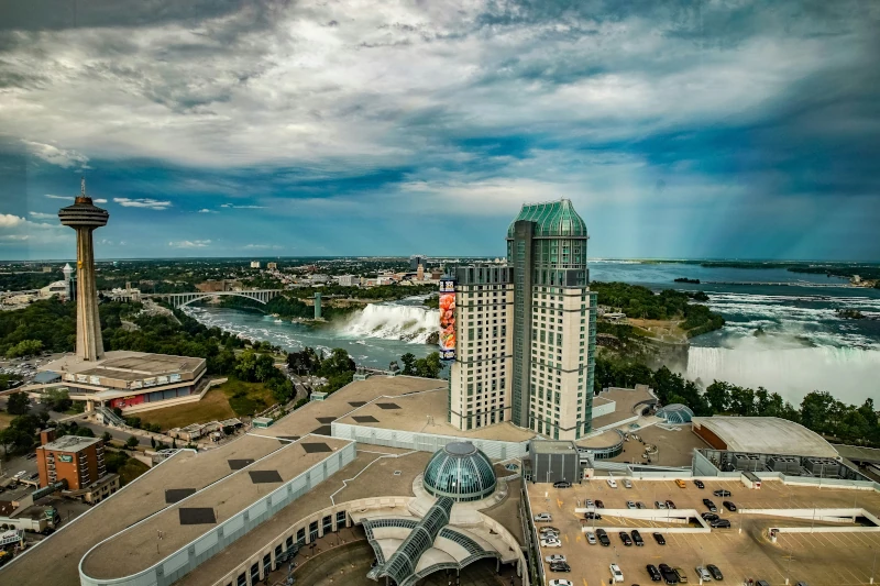 Blick von oben auf den Skylon Tower und die Niagarafälle
