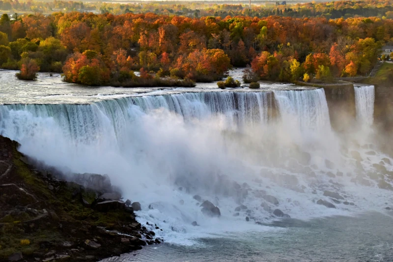 Die Niagarafälle im Herbst