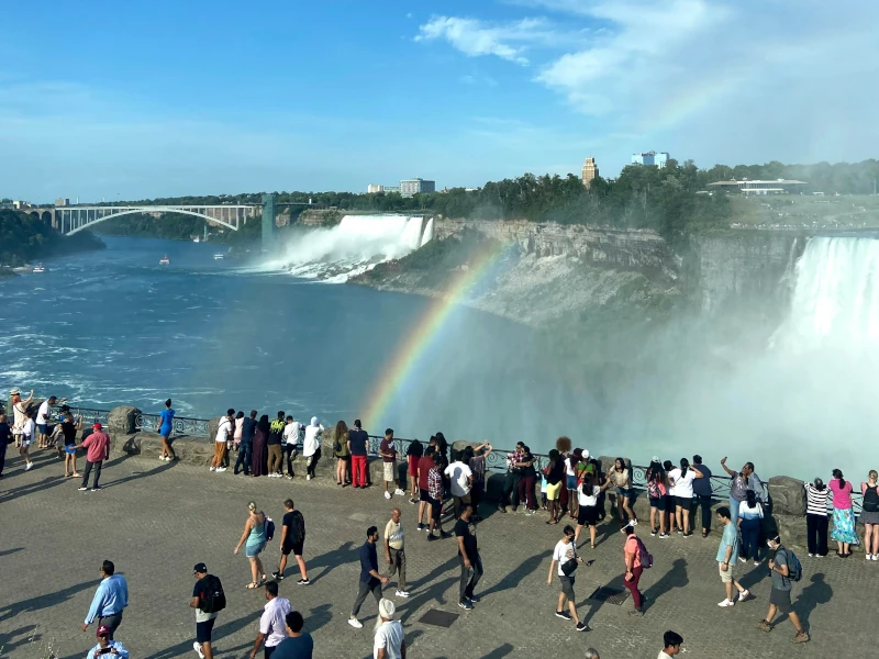 Die Niagarafälle im Sommer