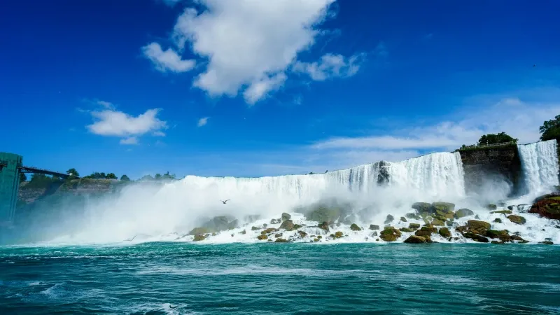 Brandung der Niagarafälle mit blauem Himmel